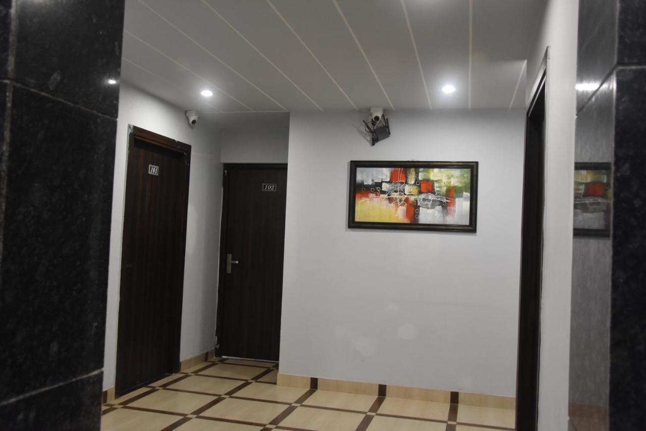 גורגאון Hotel De Luxe Basai Road מראה חיצוני תמונה
