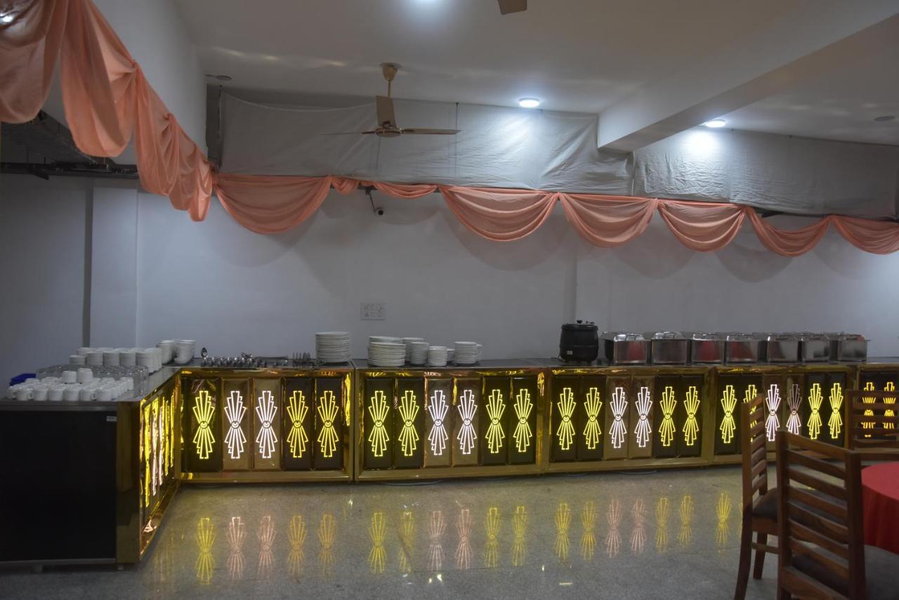גורגאון Hotel De Luxe Basai Road מראה חיצוני תמונה