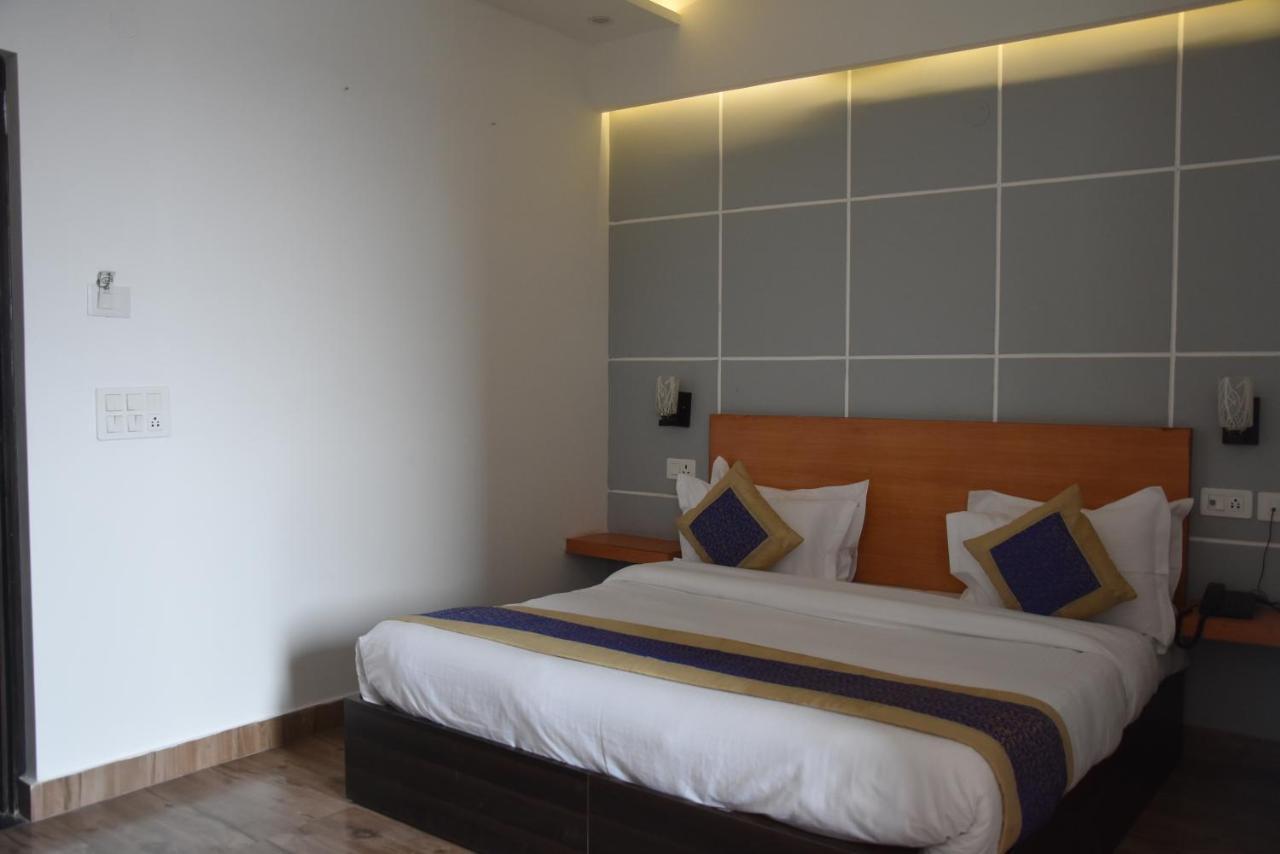 גורגאון Hotel De Luxe Basai Road מראה חיצוני תמונה