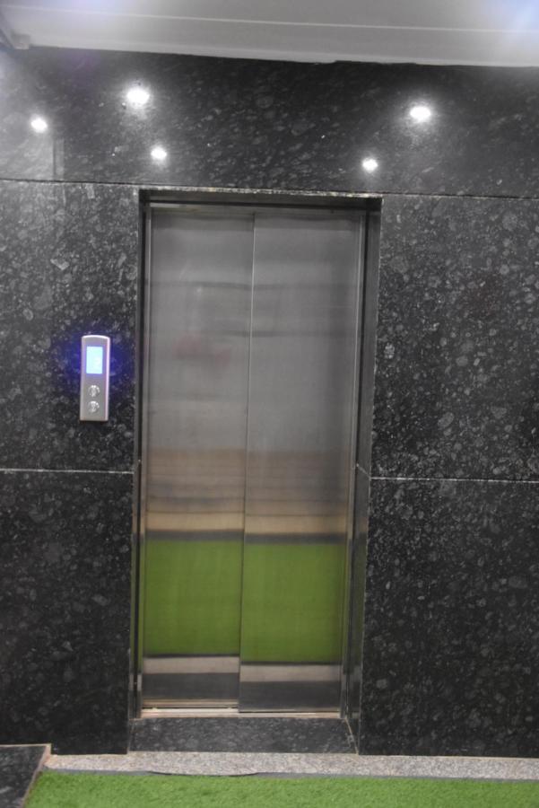 גורגאון Hotel De Luxe Basai Road מראה חיצוני תמונה