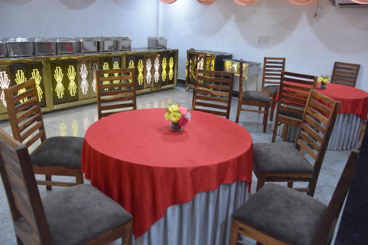 גורגאון Hotel De Luxe Basai Road מראה חיצוני תמונה