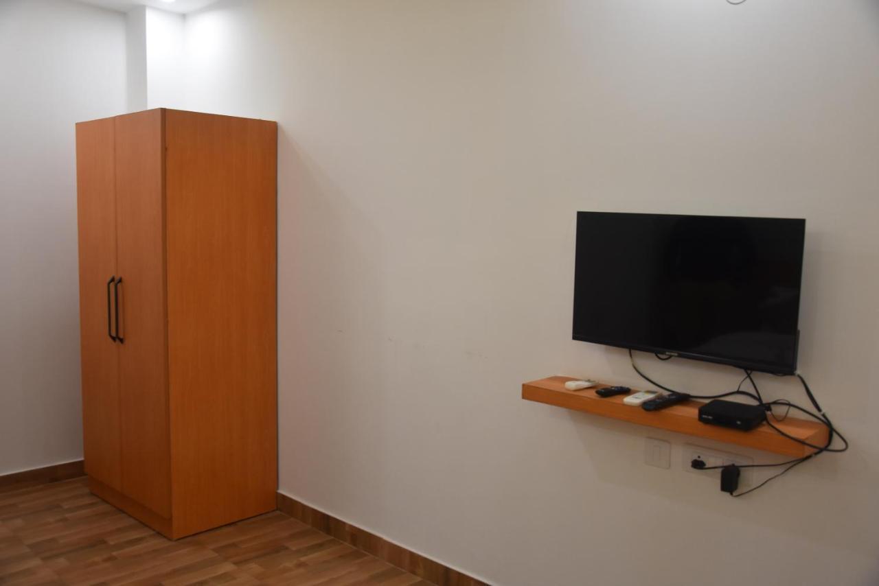 גורגאון Hotel De Luxe Basai Road מראה חיצוני תמונה