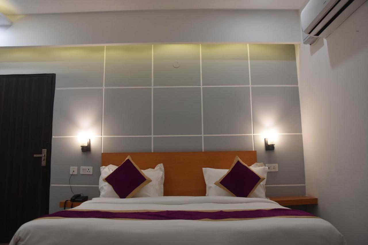 גורגאון Hotel De Luxe Basai Road מראה חיצוני תמונה