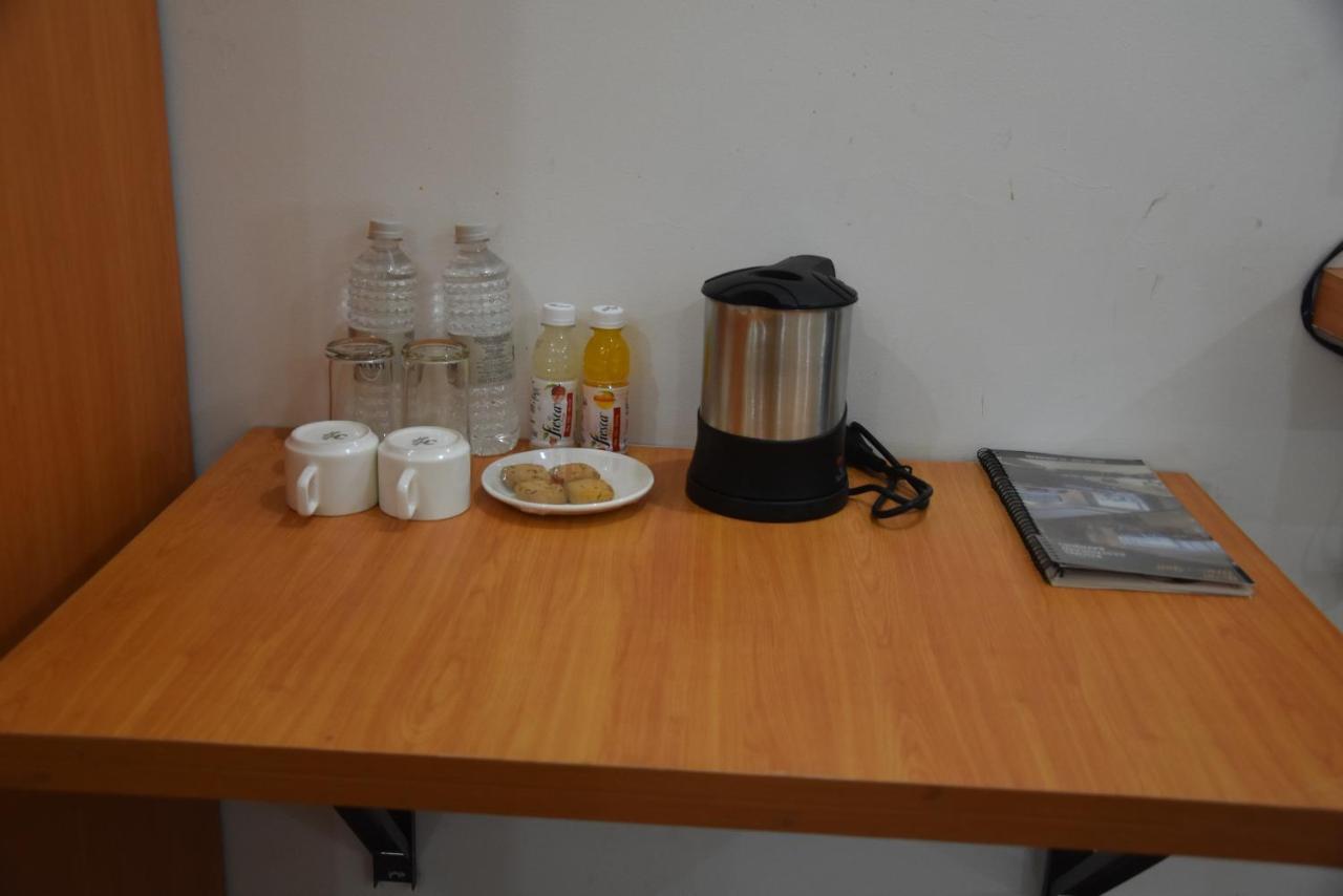 גורגאון Hotel De Luxe Basai Road מראה חיצוני תמונה