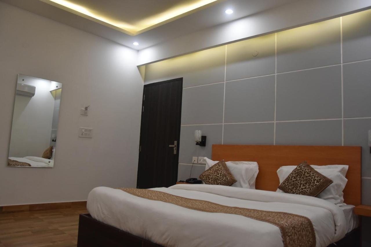 גורגאון Hotel De Luxe Basai Road מראה חיצוני תמונה