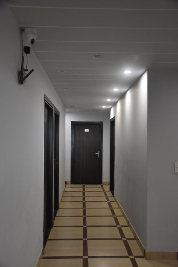 גורגאון Hotel De Luxe Basai Road מראה חיצוני תמונה