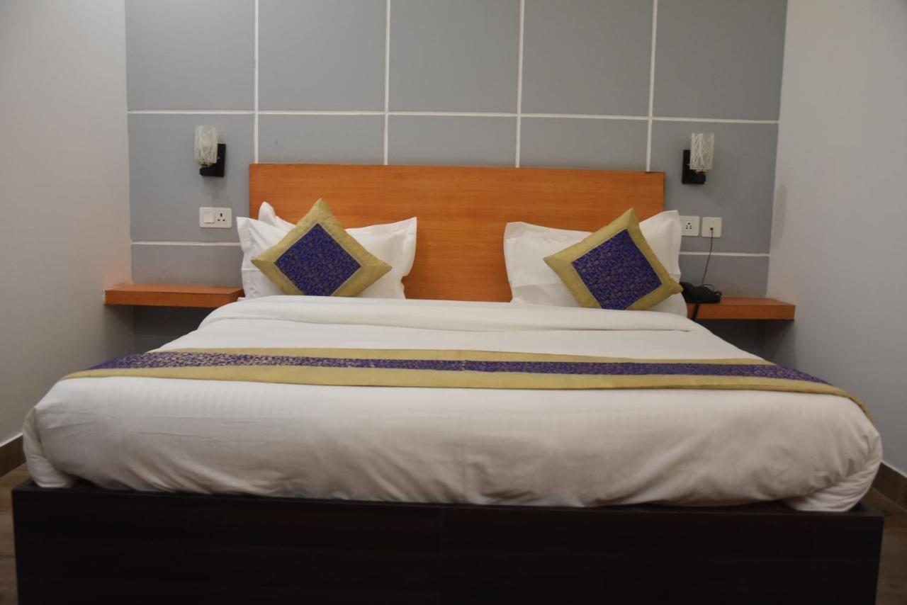 גורגאון Hotel De Luxe Basai Road מראה חיצוני תמונה