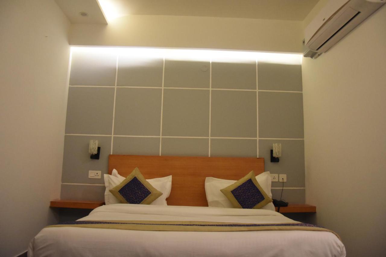 גורגאון Hotel De Luxe Basai Road מראה חיצוני תמונה