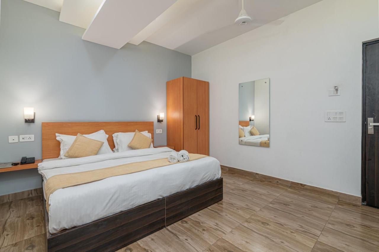 גורגאון Hotel De Luxe Basai Road מראה חיצוני תמונה