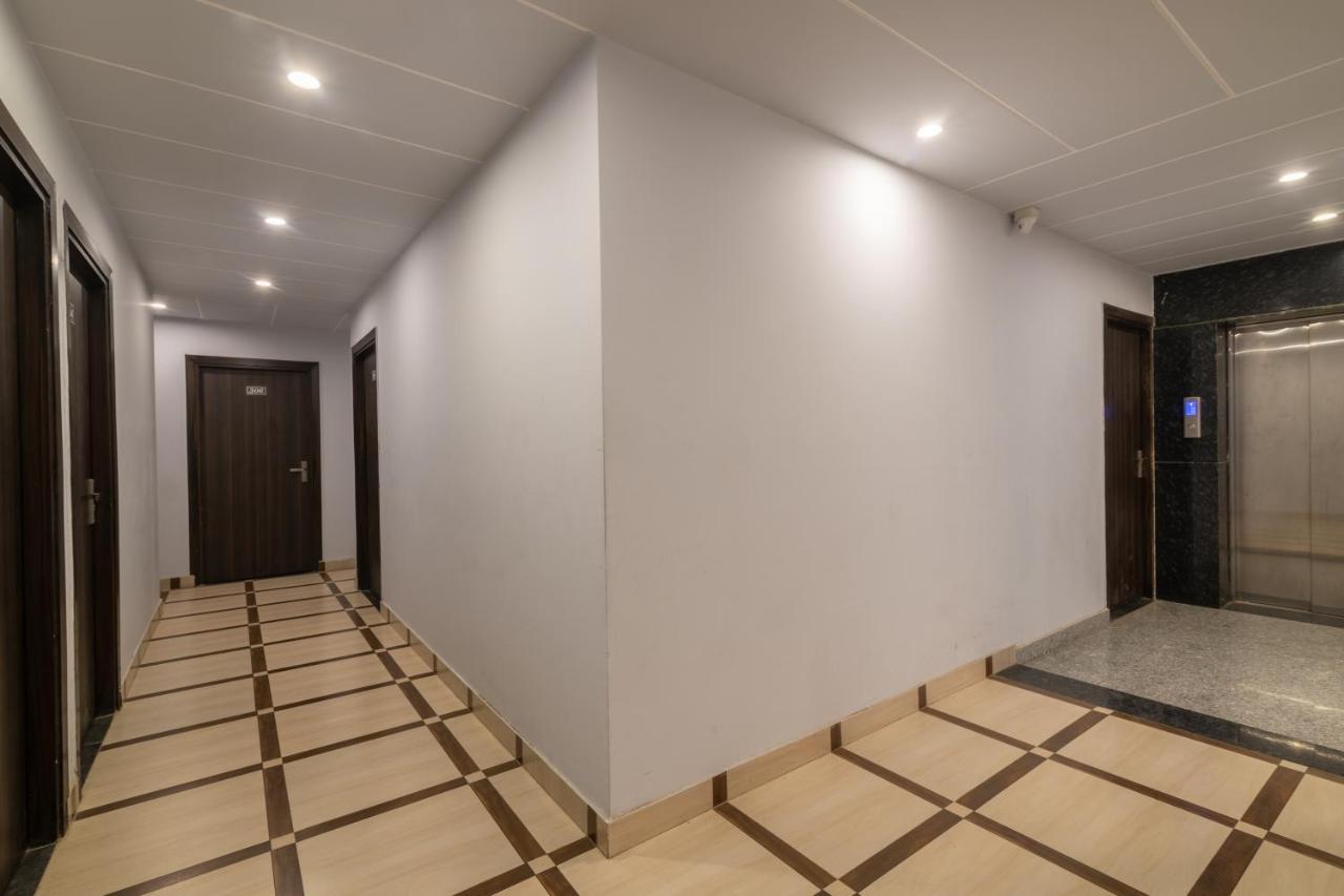 גורגאון Hotel De Luxe Basai Road מראה חיצוני תמונה
