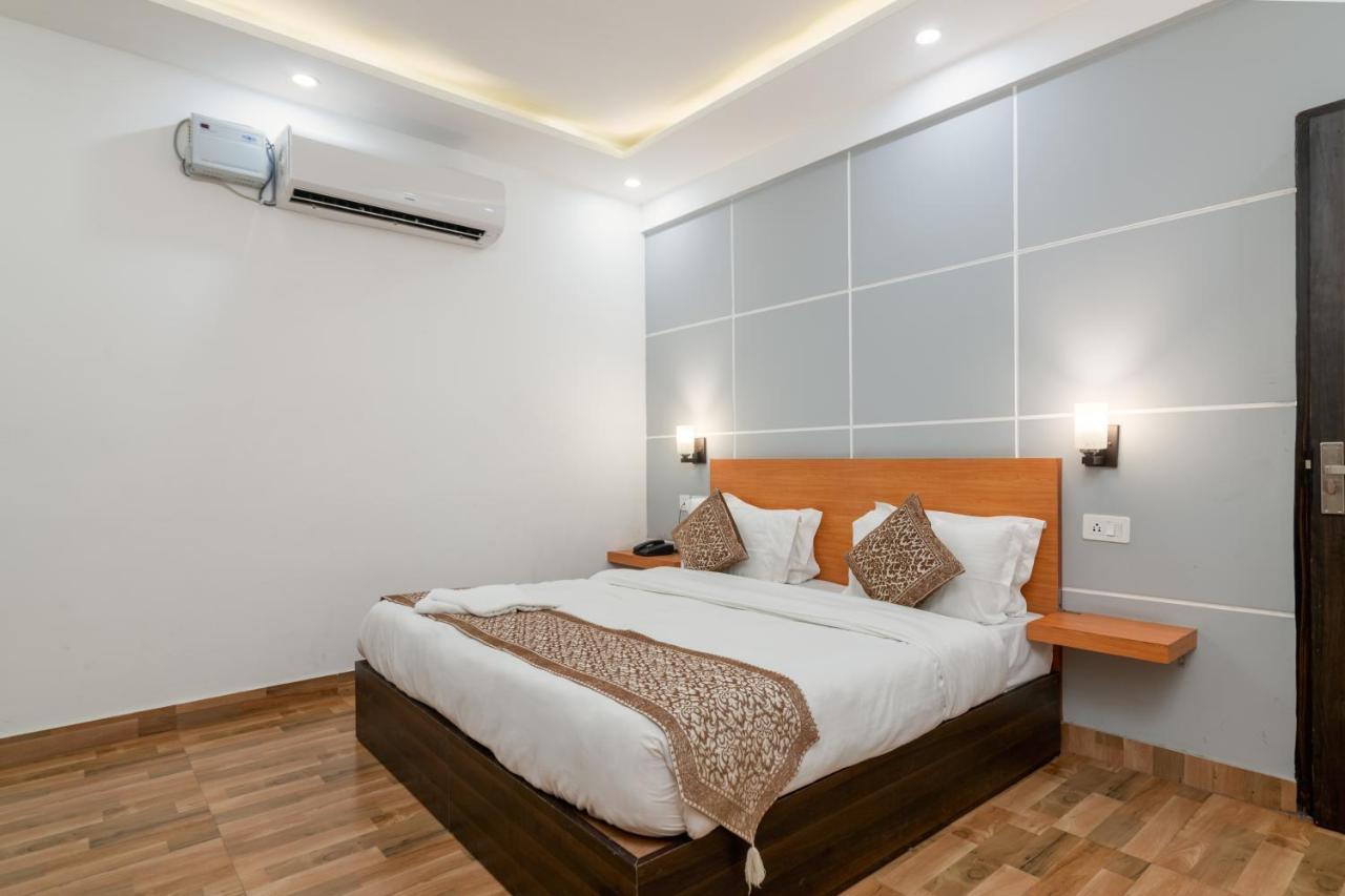 גורגאון Hotel De Luxe Basai Road מראה חיצוני תמונה