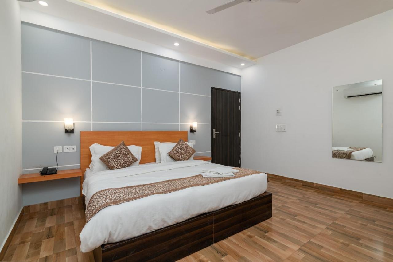 גורגאון Hotel De Luxe Basai Road מראה חיצוני תמונה