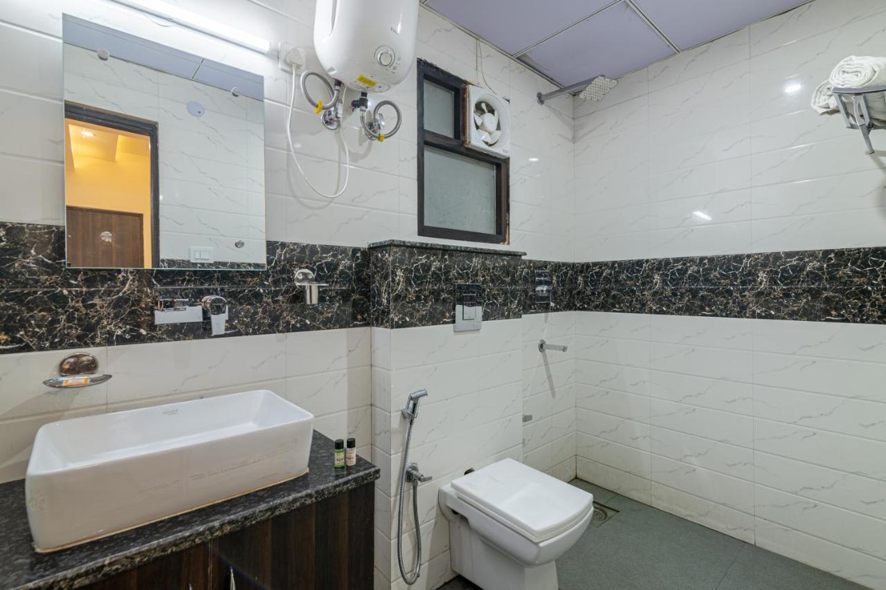 גורגאון Hotel De Luxe Basai Road מראה חיצוני תמונה