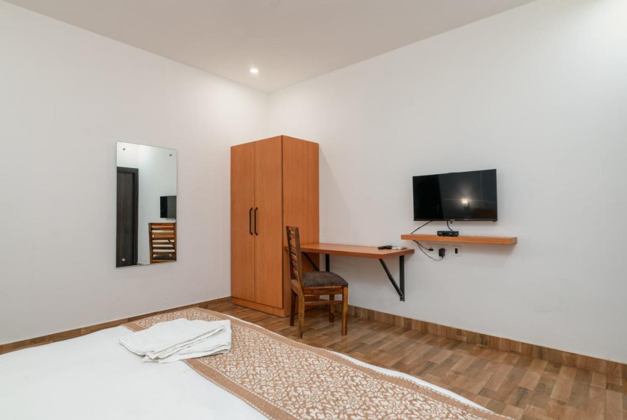 גורגאון Hotel De Luxe Basai Road מראה חיצוני תמונה