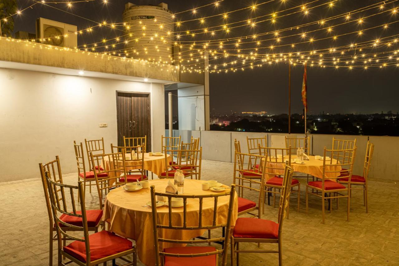 גורגאון Hotel De Luxe Basai Road מראה חיצוני תמונה