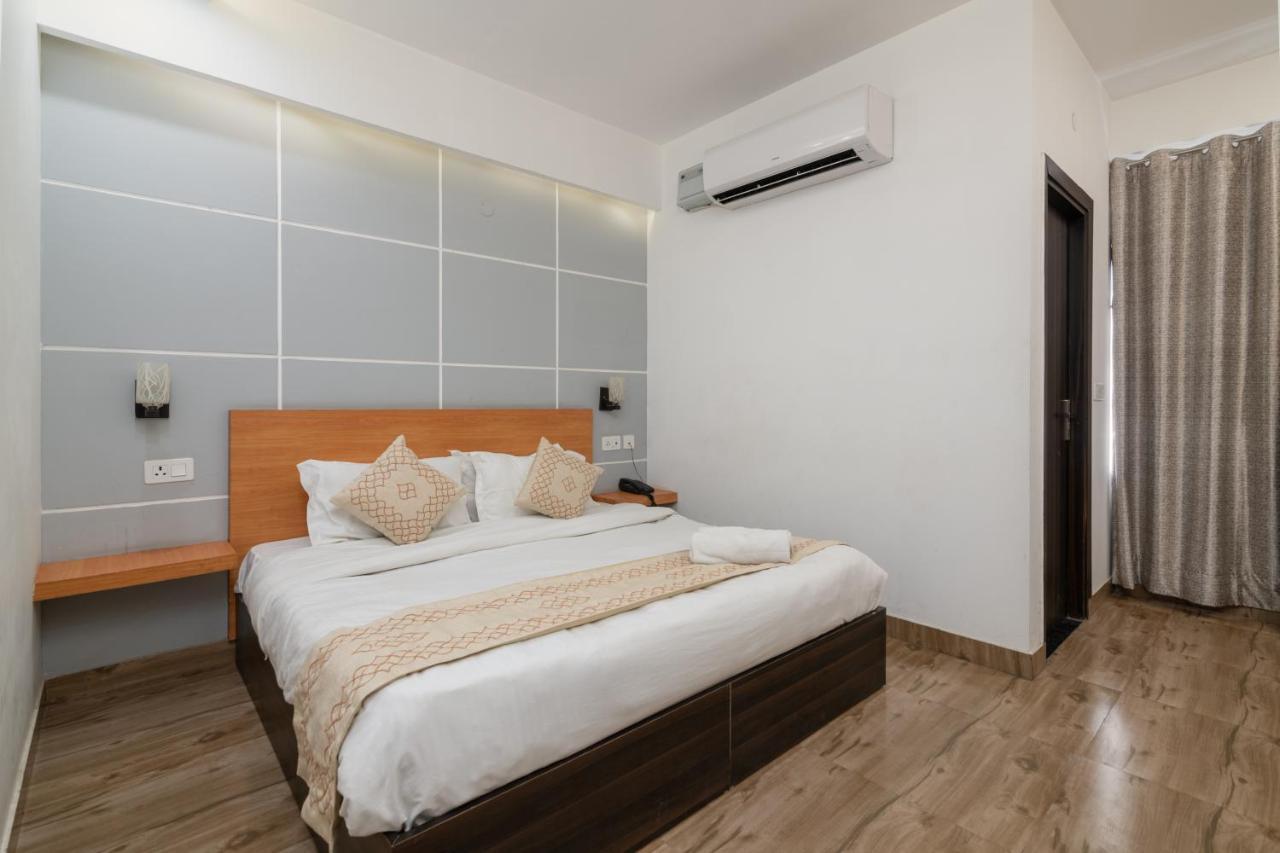 גורגאון Hotel De Luxe Basai Road מראה חיצוני תמונה