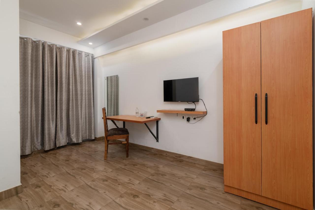 גורגאון Hotel De Luxe Basai Road מראה חיצוני תמונה