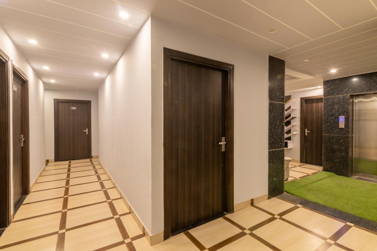 גורגאון Hotel De Luxe Basai Road מראה חיצוני תמונה