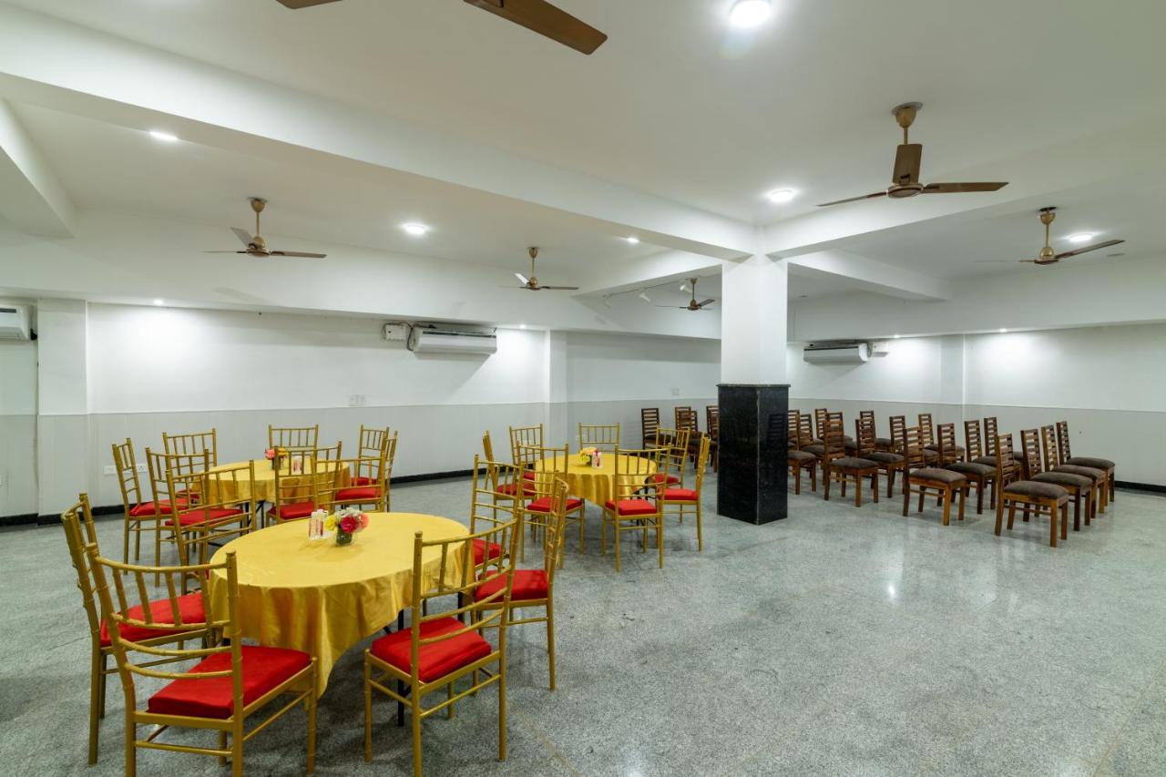 גורגאון Hotel De Luxe Basai Road מראה חיצוני תמונה
