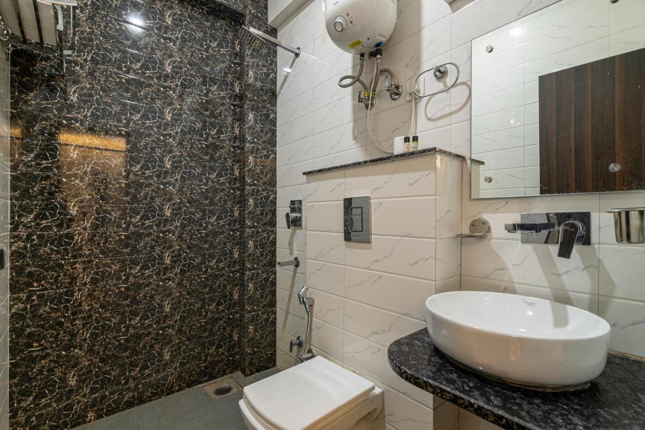 גורגאון Hotel De Luxe Basai Road מראה חיצוני תמונה